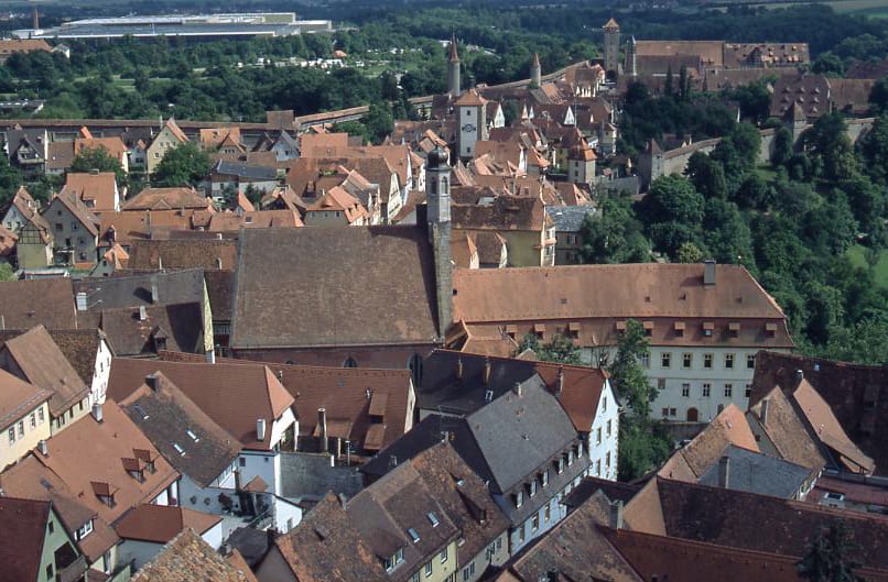 Rothenburg ob der Tauberの塔の上から城壁の外側が眺められる街並み