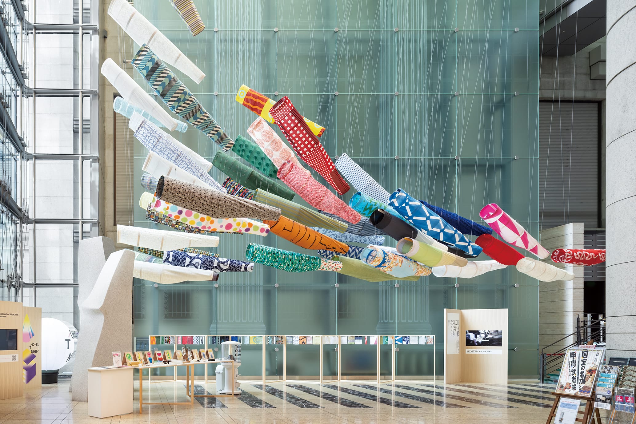 《日本橋こいのぼりなう!》展示風景 2025年(写真:Nacasa & Partners)